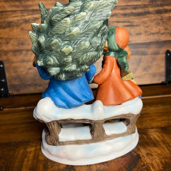 Avon First Edition 1981 Christmas Memories Sharing the Christmas Spirit Figurine - Picture 5 of 10